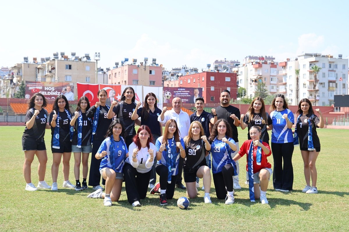 Toroslar Belediyesi Spor Kulübü Kadın Hentbol Takımı 1. Lige Yükseldi