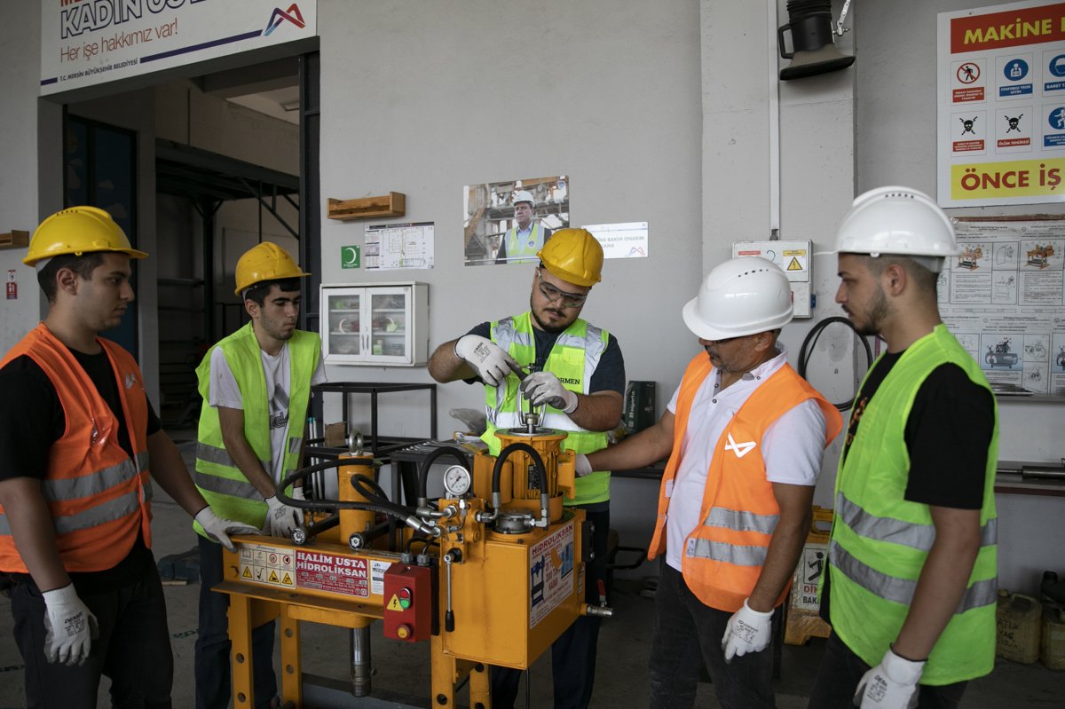 Mersin Büyükşehir İşsizliğe Karşı Gençlerin Yanında