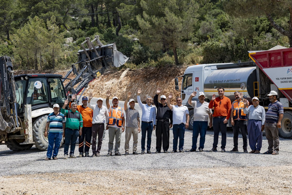 Büyükşehir, Gülnar’da 5 Mahallenin Grup Yolunu Genişleterek Asfaltladı