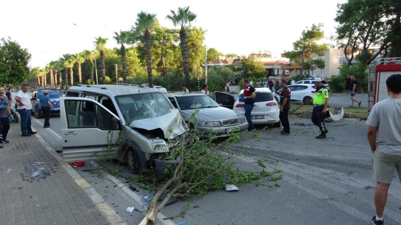 Antalya'da feci kaza! Refüjü aşan otomobil ortalığı savaş alanına çevirdi!
