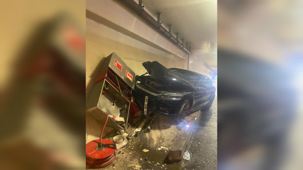 Avrasya Tüneli'nde kaza! Araç yangın panosuna çarptı: Tüneli su bastı