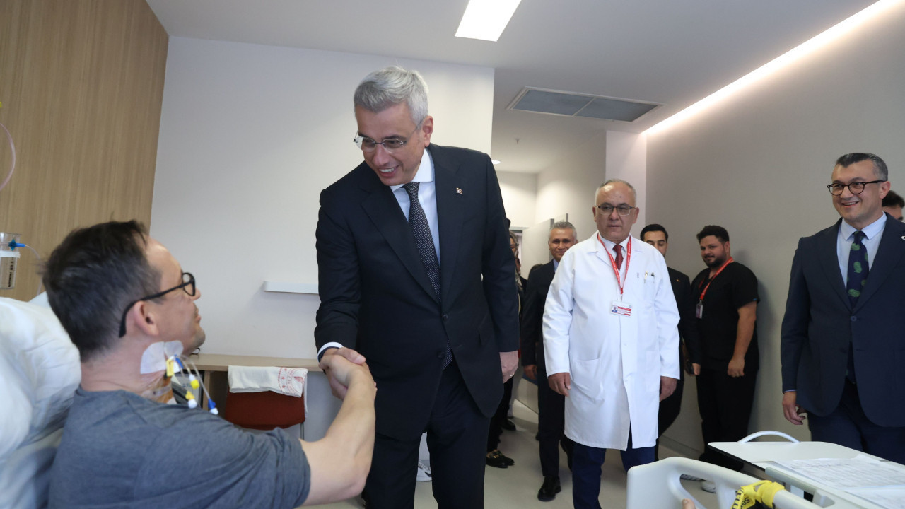 Bakan Memişoğlu, ameliyatında yerli kalp-akciğer makinesi ilk kez kullanılan hastayı ziyaret etti