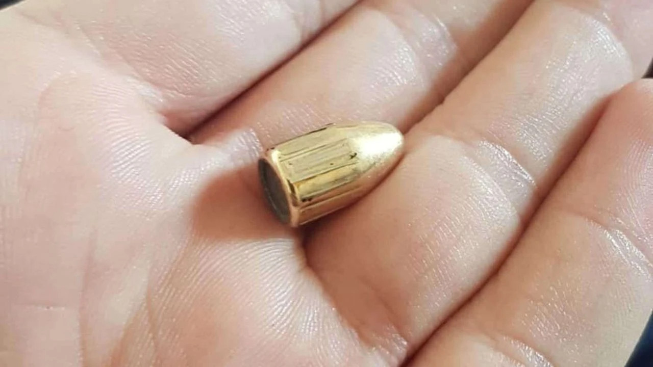 Bir anda ağlamaya başladı! Bebek arabasındaki çocuğa yorgun mermi isabet etti