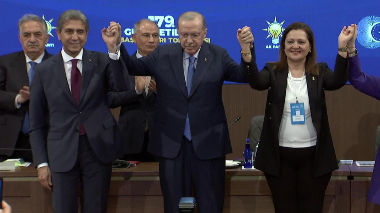 Burcu Köksal’dan AK Parti’ye katılım sonrası ilk sözler: ''Toplumun değer yargılarına saygı duyanlarla aynı yolda yürüyeceğim.