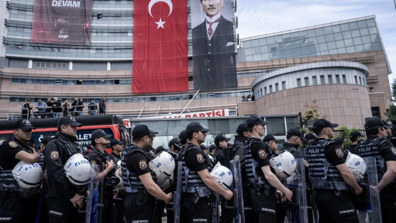CHP Genel Merkezi'nde inanılmaz anlar! Kapıdan tırmanan İl Başkanı düşüp bacağını kırdı