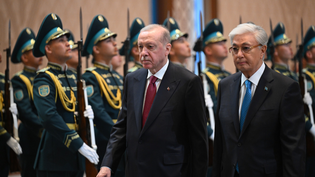 Cumhurbaşkanı Erdoğan Kazakistan'da resmi törenle karşılandı