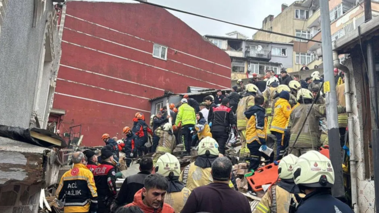 Fatih'te 2 bina çöktü: 1 kişinin cansız bedenine ulaşıldı