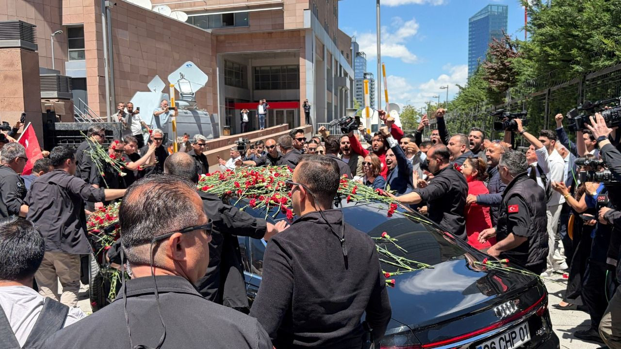 Gözyaşları ve güllerle karşılama! Kılıçdaroğlu CHP Genel Merkezi'ne geldi, Ankara'da yer yerinden oynadı