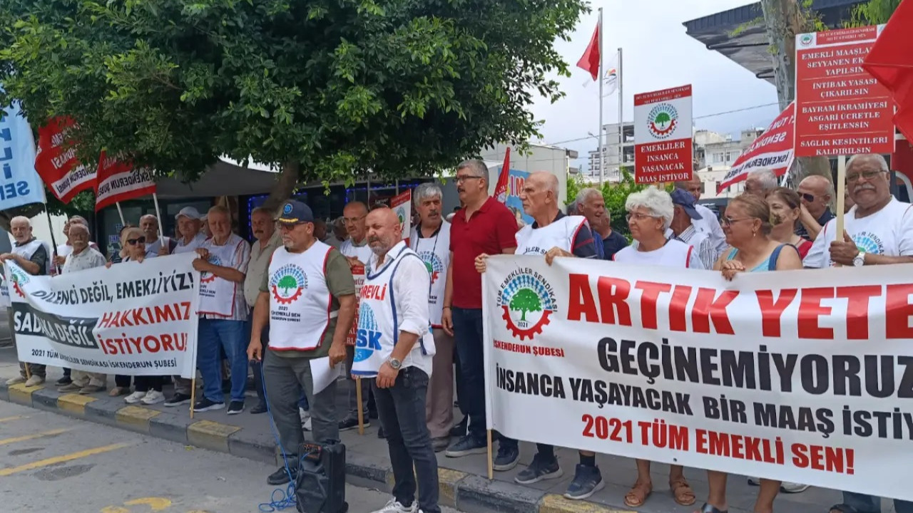 Hatay’da emekliler insanca yaşam talebiyle basın açıklaması yaptı