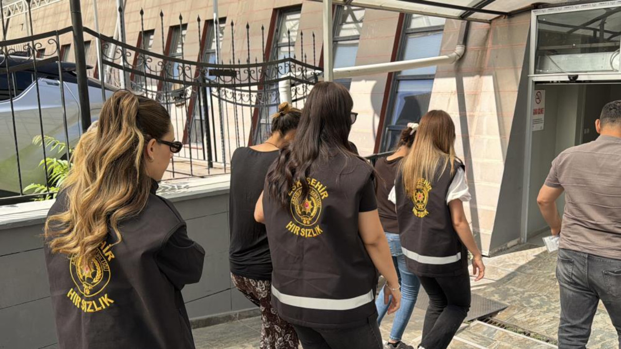 Hırsızlık planı yarım kaldı! Meyve bıçağıyla kapıyı açmaya çalışan 3 kadın yakalandı