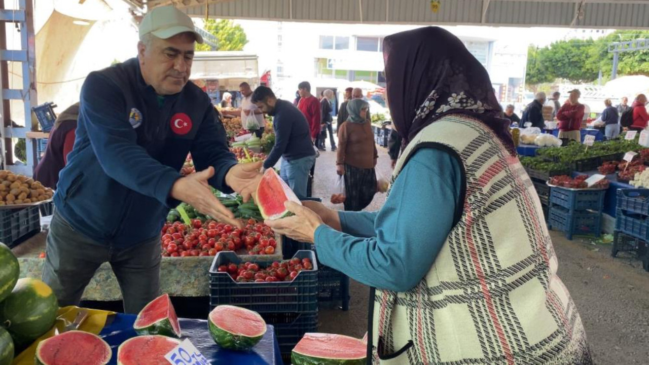 İlk karpuz pazara indi: Kilosu 50 TL, dilim dilim satılıyor!