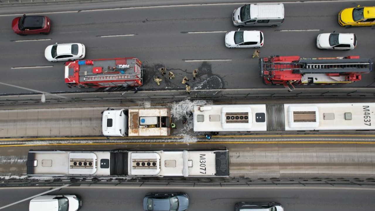İstanbul’da 48 saatte ikinci metrobüs yangını: Seferlerde aksama yaşanıyor