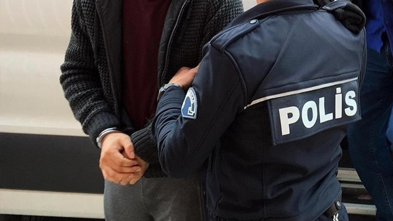 Kan donduran kavga: Tartıştığı arkadaşını boynundan bıçakladı!