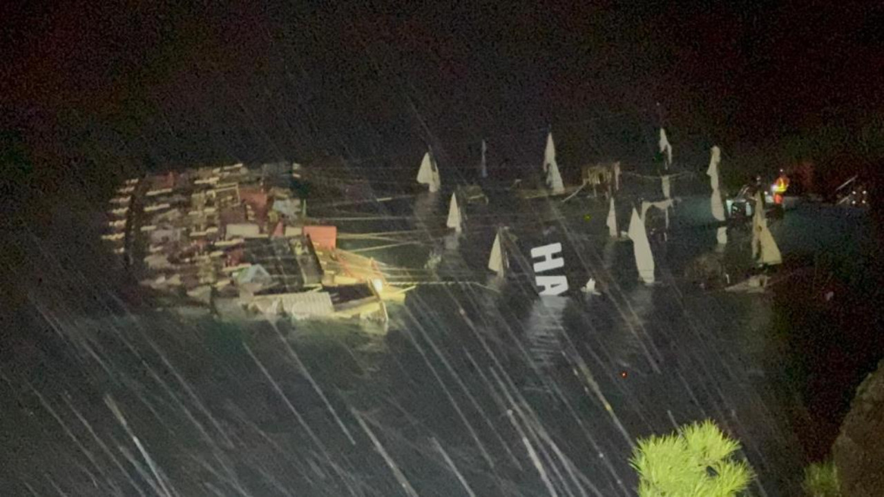 Kayalıklara çarpan tekne sulara gömüldü: 6 kişi kurtarıldı, 1 kişi aranıyor