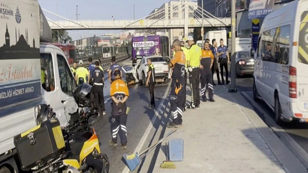 Küçükçekmece D-100'de katliam gibi kaza! Otomobil İETT otobüsüne çarptı: 3 ölü