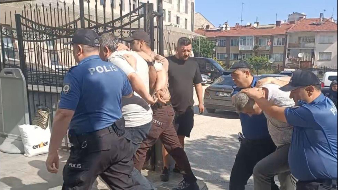 Okul kapısında skandal! Kimlik soran bekçiye saldırdılar