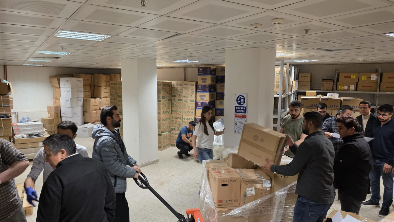 Sağlık Bakanlığı'ndan İran'a 3 tır tıbbi insani yardım gönderildi