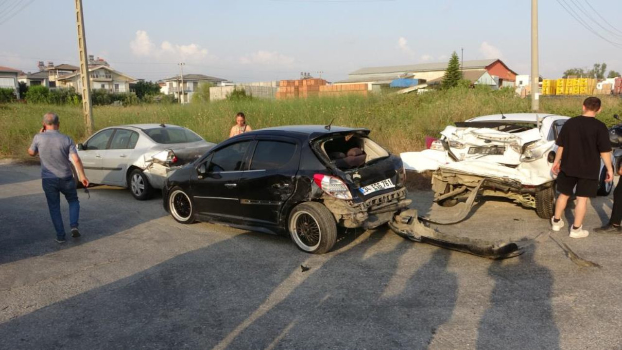 Tatil yolunda can pazarı! Tur minibüsü ve 3 otomobil birbirine girdi...