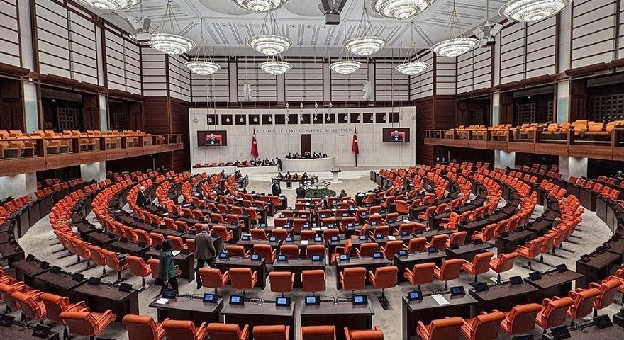 TBMM'ye gönderilen dilekçeler şaşırttı: Fay hatları patlatılsın, 50 yaş üstüne sosyal medya yasaklansın!
