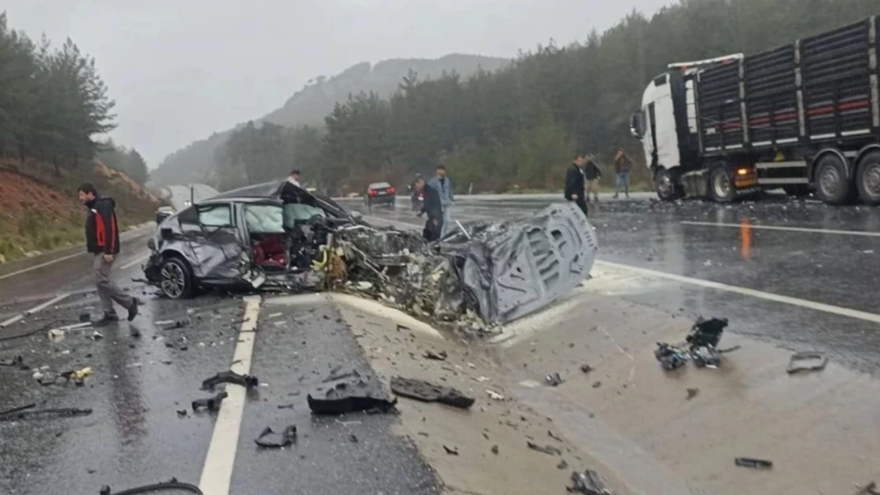 TIR’la çarpışan araç hurdaya döndü: Ak Partili 3 isim yaralandı