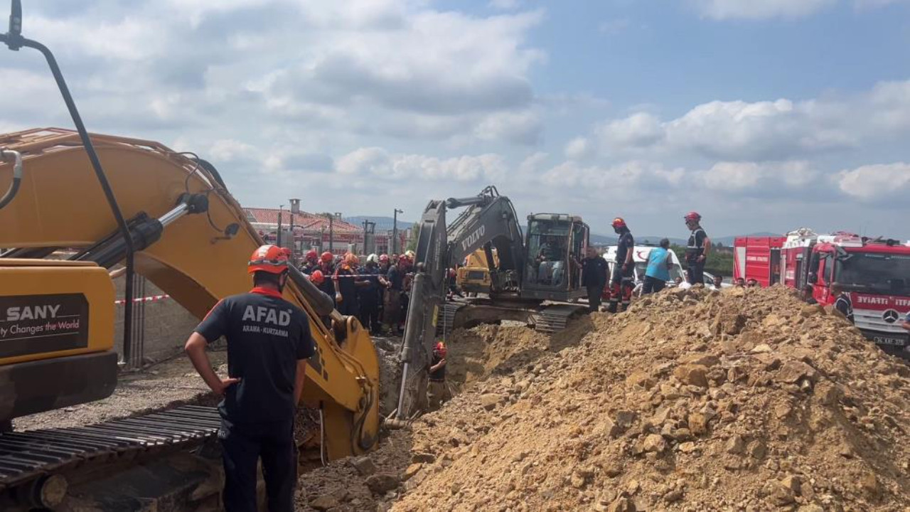 Tuzla'da toprak altında kalan işçiyi kurtarma çalışması başlatıldı