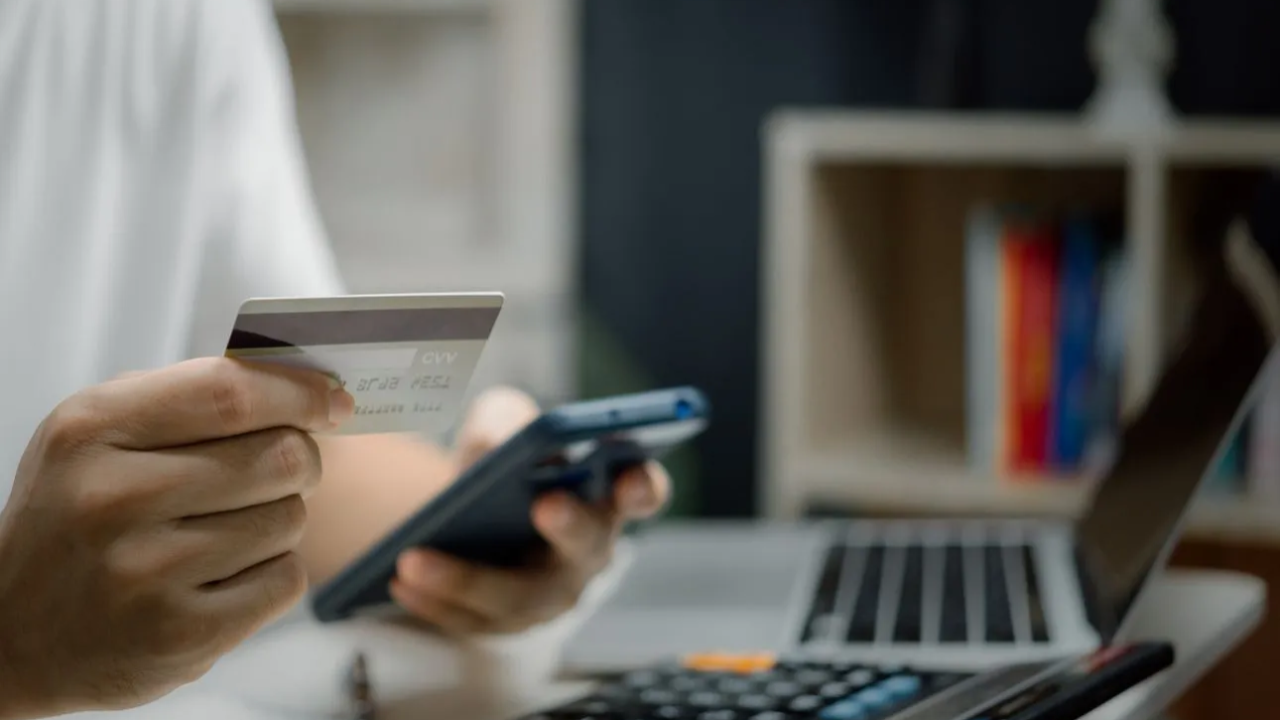 Umre Dolandırıcılığı: Vatandaşlarla birlikte şube çalışanları da şikayetçi oldu