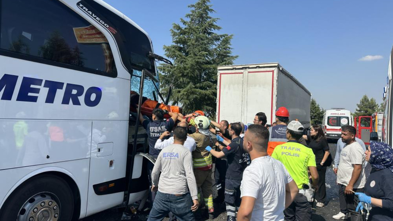 Uşak'ta feci kaza: Yolcu otobüsü kamyona çarptı: 1'i ağır 8 yaralı
